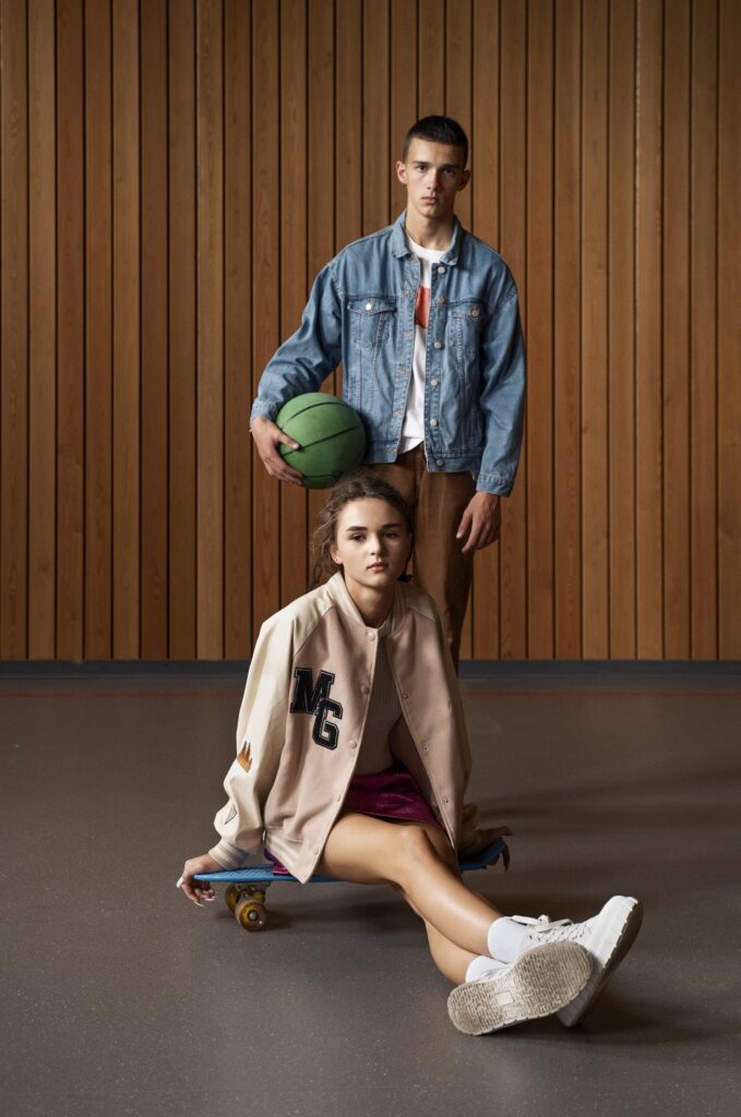 Dos chicos con ropa semideportiva pposando